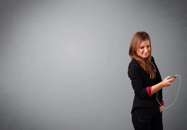 Junge Dame singt und hört Musik mit Kopierraum — Stockfoto