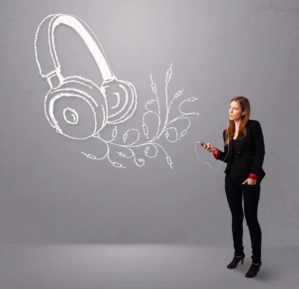 Mujer joven cantando y escuchando música con auriculares abstractos —  Fotos de Stock