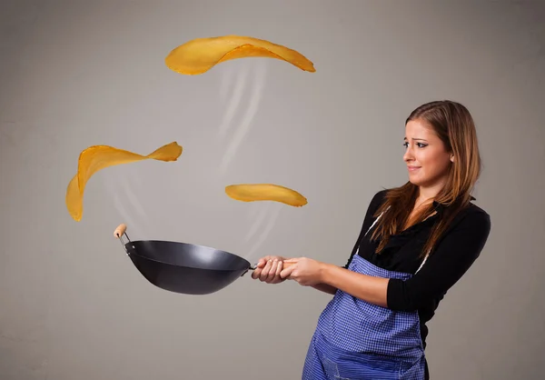 Mujer haciendo panqueques —  Fotos de Stock