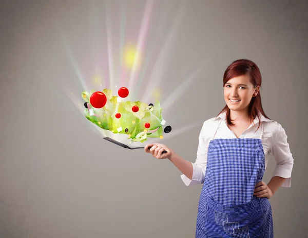 Mladá žena vaří čerstvou zeleninu — Stock fotografie