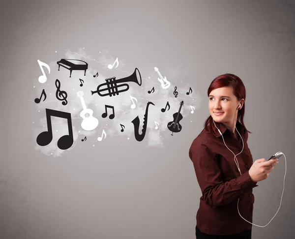 Schöne junge Frau singt und hört Musik mit musica — Stockfoto