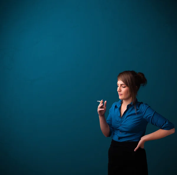 Beautiful woman smoking cigarette vith copy space — Stock Photo, Image