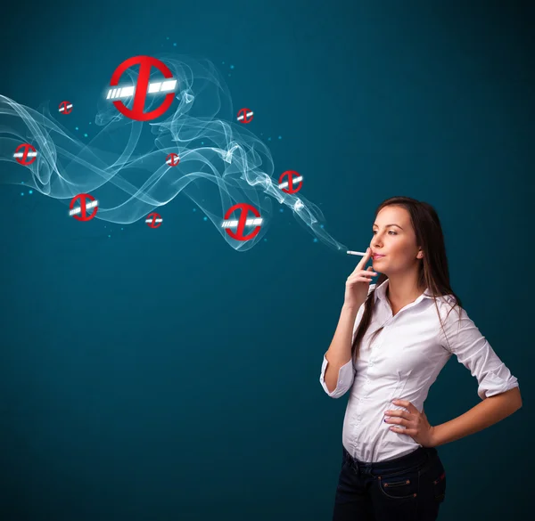Jonge vrouw rookt gevaarlijke sigaret zonder rooksignalen — Stockfoto