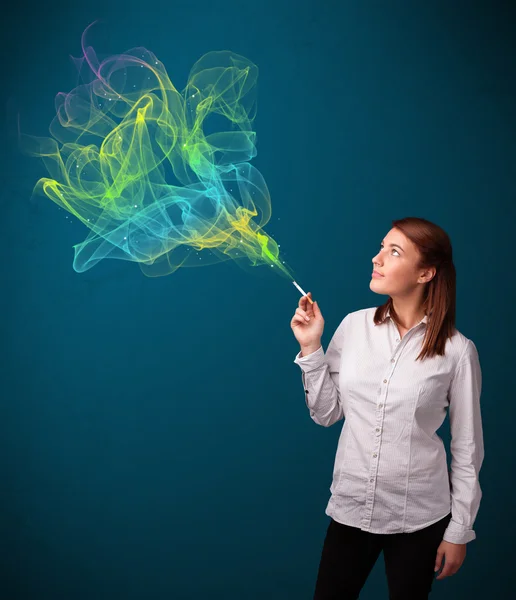 Linda dama fumando cigarrillo con humo colorido — Foto de Stock