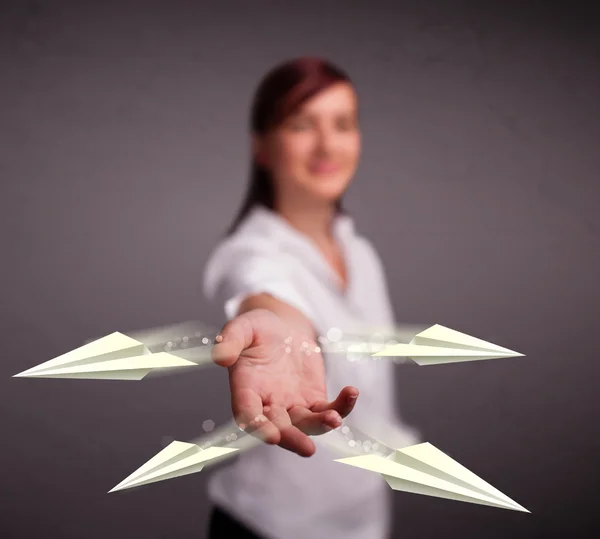 Linda senhora jogando origami aviões — Fotografia de Stock