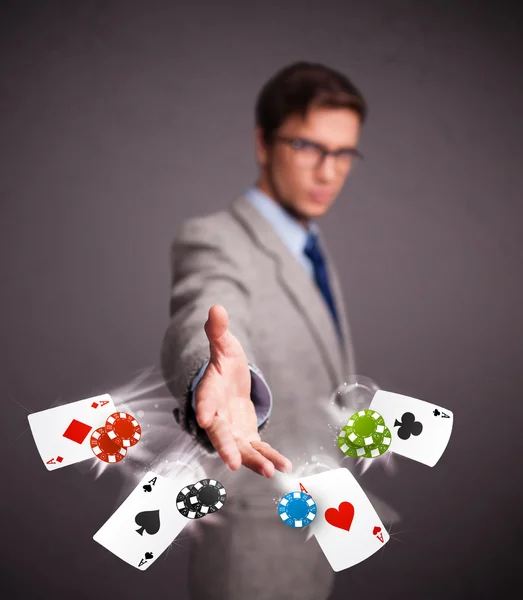 Poker kartları ve fişlerle oynayan genç adam. — Stok fotoğraf
