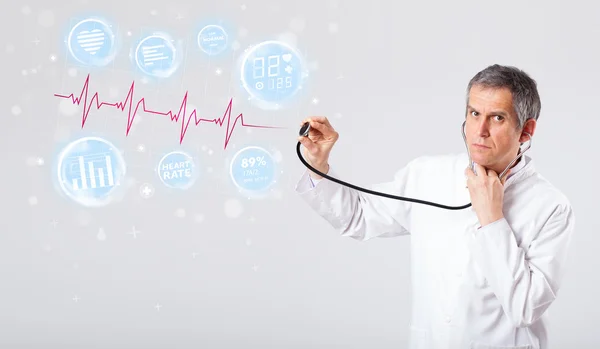 Arzt untersucht moderne Herzschlaggrafik — Stockfoto