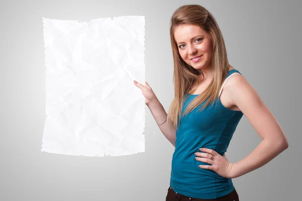 Kırışmış beyaz kağıt kopyalama alanı tutan genç kız. — Stok fotoğraf