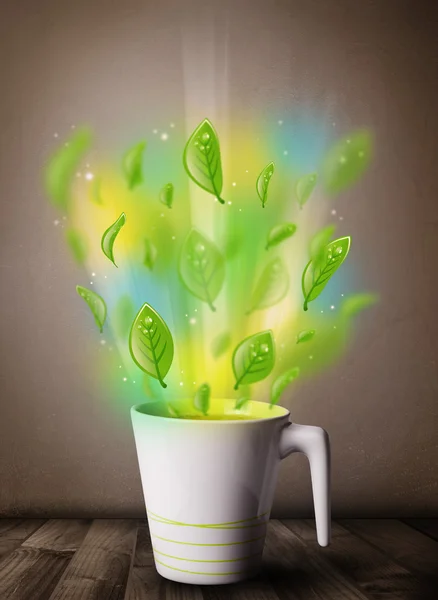 Чашка чая с листьями и яркие абстрактные огни — стоковое фото
