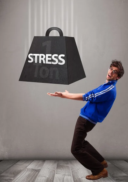 Schöner Junge mit einer Tonne Stressgewicht — Stockfoto