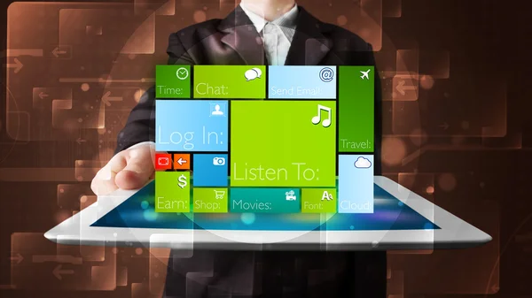 Affärsman som innehar en tablett med modern programvara operativa sy — Stockfoto