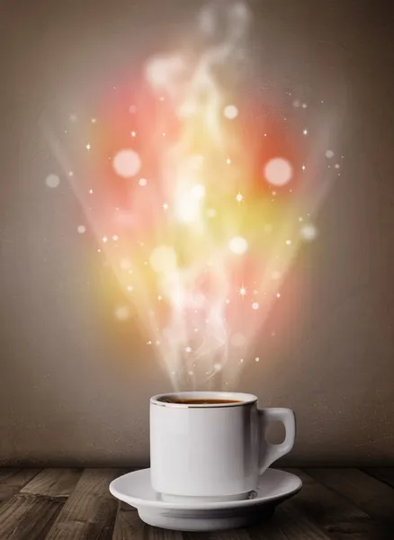 Kaffeetasse mit abstraktem Dampf und bunten Lichtern — Stockfoto