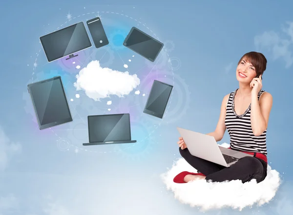 Девушка, сидящая на облаке, наслаждаясь услугой облачной сети — стоковое фото