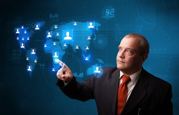 Uomo d'affari che sceglie dalla mappa dei social network — Foto Stock