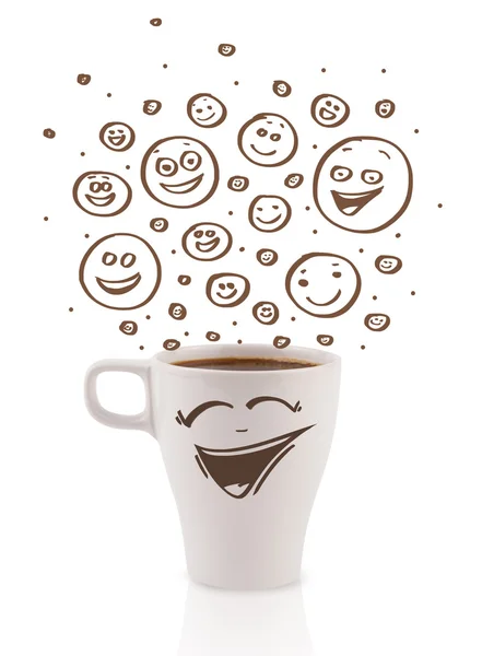 Kaffeetasse mit braunen, von Hand gezeichneten glücklichen Smiley-Gesichtern — Stockfoto