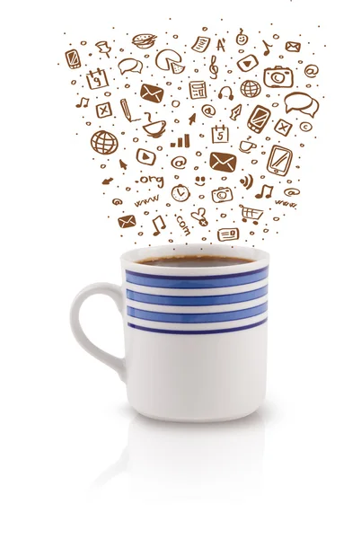 Caneca de café com ícones de mídia desenhados à mão — Fotografia de Stock
