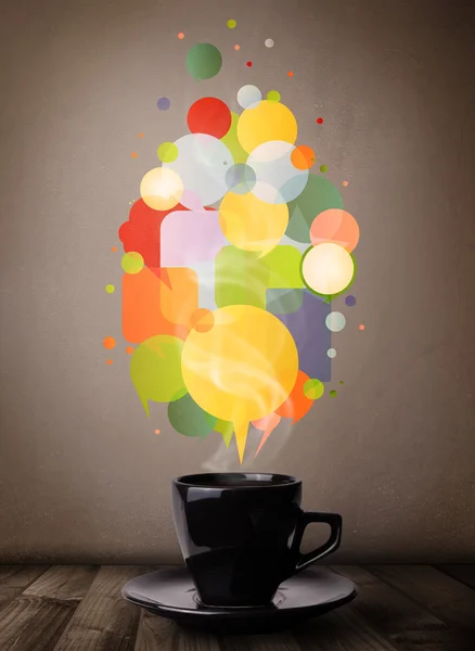 Filiżanka herbaty z kolorowe pęcherzyki mowy — Zdjęcie stockowe