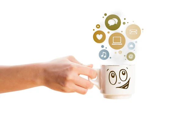Filiżanka kawy z ikonami społecznymi i medialnymi w kolorowe bąbelki — Zdjęcie stockowe