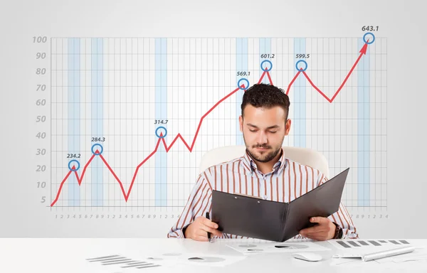 Affärsman beräkning av aktiemarknaden med stigande graf i ba — Stockfoto