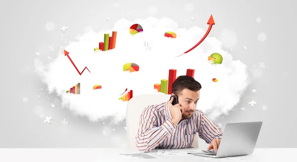 Knappe zakenman met cloud in de achtergrond met col — Stockfoto