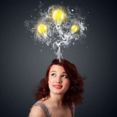 duman ve başının üstünde lightbulbs düşünceli kadınla
