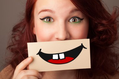 komik smiley ile kart tutan mutlu güzel kadın