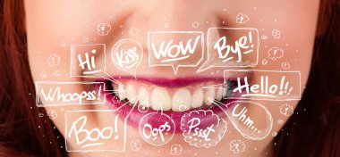 Beyaz baloncuklu güzel kırmızı dudaklar.