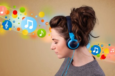 Kulaklıkla müzik dinleyen genç bir kadın.