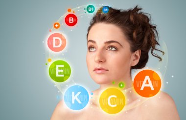 genç ve güzel kız ile renkli vitamin simgeler ve semboller