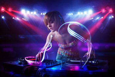 Sahne Alanı'nda ışık efektleri ile müzik DJ kız