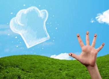 Mutlu gülen yüzlü parmaklar aşçı şapkasının resmine bakıyor.