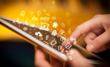 Tablet bilgisayarı üzerinde parmak işareti, sosyal medya kavramı