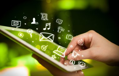 Tablet bilgisayarı üzerinde parmak işareti, sosyal medya kavramı