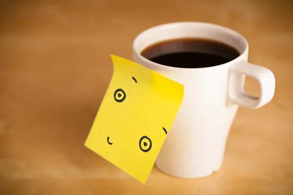 Nota post-it con la cara sonriente pegada en una taza — Foto de Stock