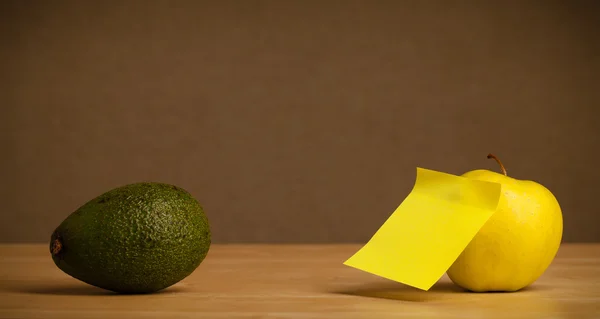 Note post-it vide collée sur les fruits — Photo