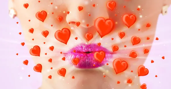 Bonitos labios de dama con encantadores corazones rojos —  Fotos de Stock