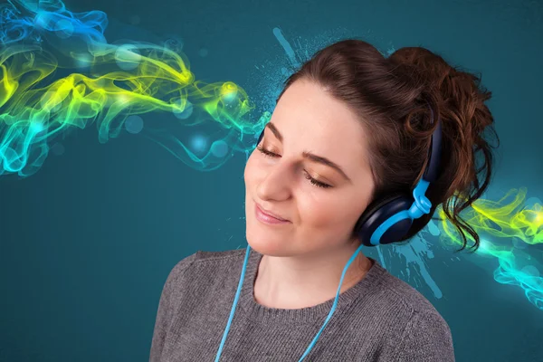 Young woman listening to music with headphones — Stock Photo, Image