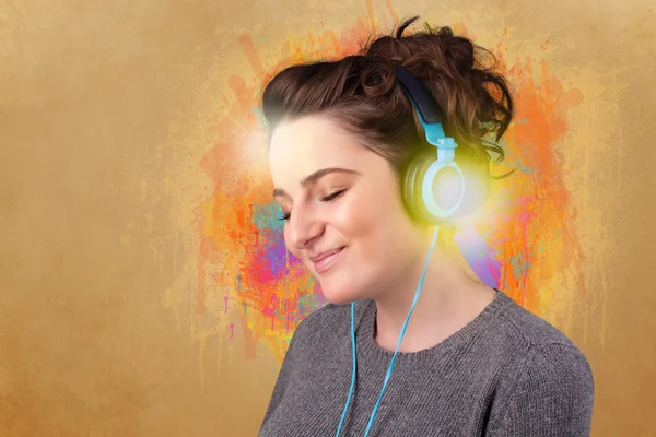 Mujer joven con auriculares escuchando música — Foto de Stock