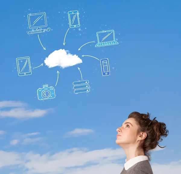 Casual Girl betrachtet Cloud Computing-Konzept am blauen Himmel — Stockfoto