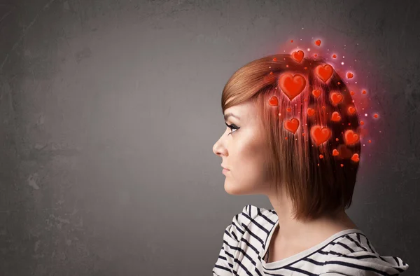 Jongeren denken aan liefde met rode harten — Stockfoto