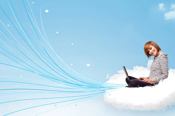Giovane donna seduta in nuvola con computer portatile — Foto Stock