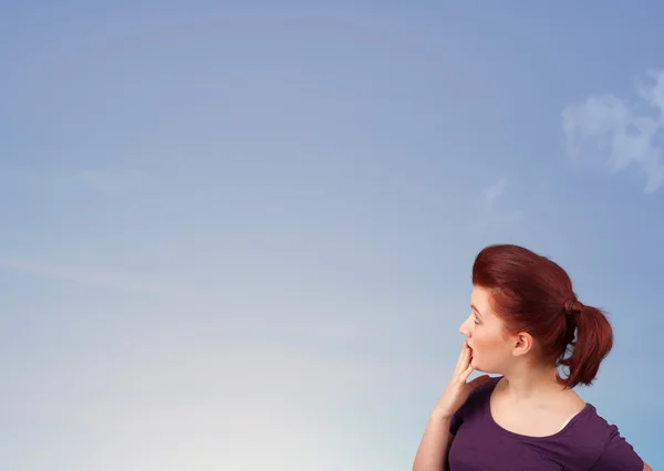 Ragazza guardando il cielo blu copyspace — Foto Stock