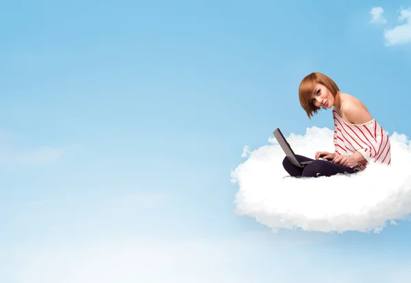 年轻女子坐在云与副本空间上的笔记本电脑 — 图库照片