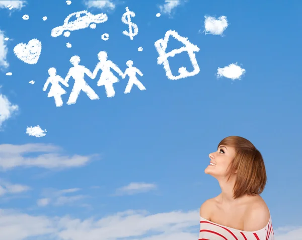 Chica joven soñando despierto con la familia y las nubes del hogar —  Fotos de Stock