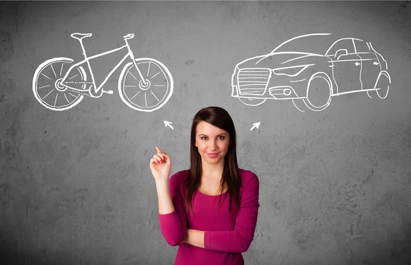 Mujer haciendo una elección entre bicicleta y coche —  Fotos de Stock