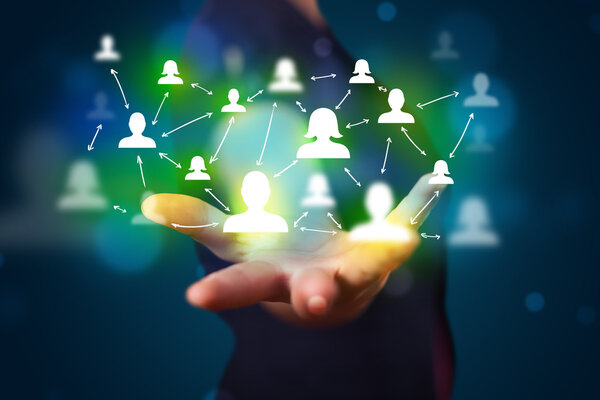 Молодой бизнесмен представляет современную технологию социальной сети ma
