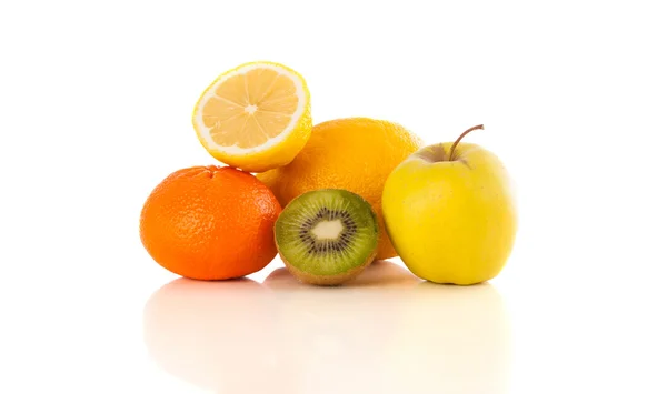 Gezond tropisch vers fruit op witte achtergrond — Stockfoto
