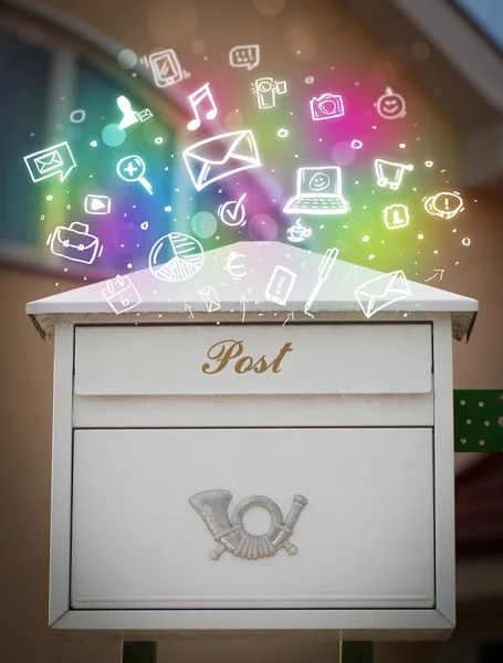 Ícones coloridos e símbolos saindo de uma caixa de correio — Fotografia de Stock