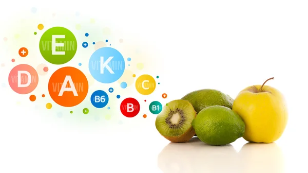 Frutas saludables con coloridos símbolos e iconos vitamínicos —  Fotos de Stock
