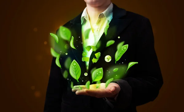 Νεαρή γυναίκα που παρουσιάζει οικολογικό πράσινο φύλλο ανακυκλώνει την έννοια της ενέργειας — Φωτογραφία Αρχείου